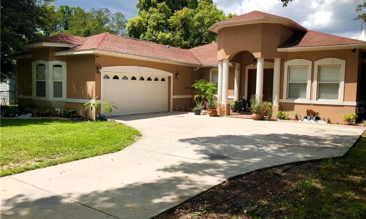 Lake Magdalene House | Tampa Bay Perfect location for a safe vacation! 5 bedrooms, ,3.5 bath ,sleeps 12