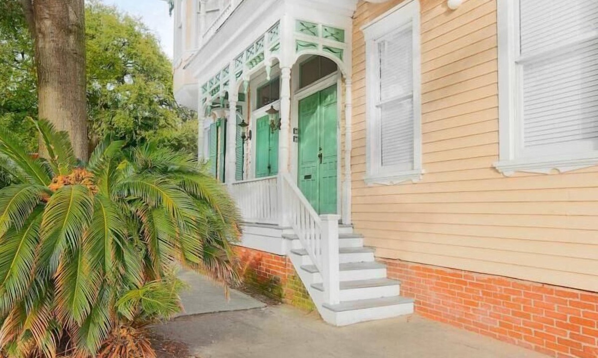Historic District - North House | Tasteful Two Bedroom on Warren Square with Parking by Lucky Savannah