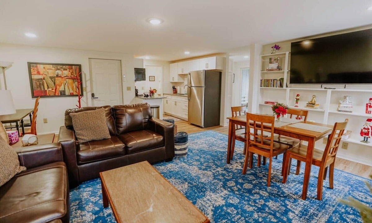 New Haven Apartment | Tasteful two bedroom just minutes to Middlebury!
