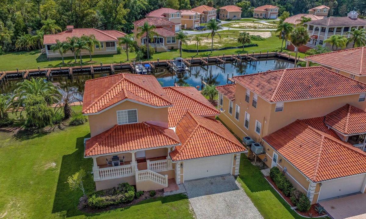 Homosassa House | Terrific waterfront 5-bedroom house with dock and private boat ramp in Homosassa