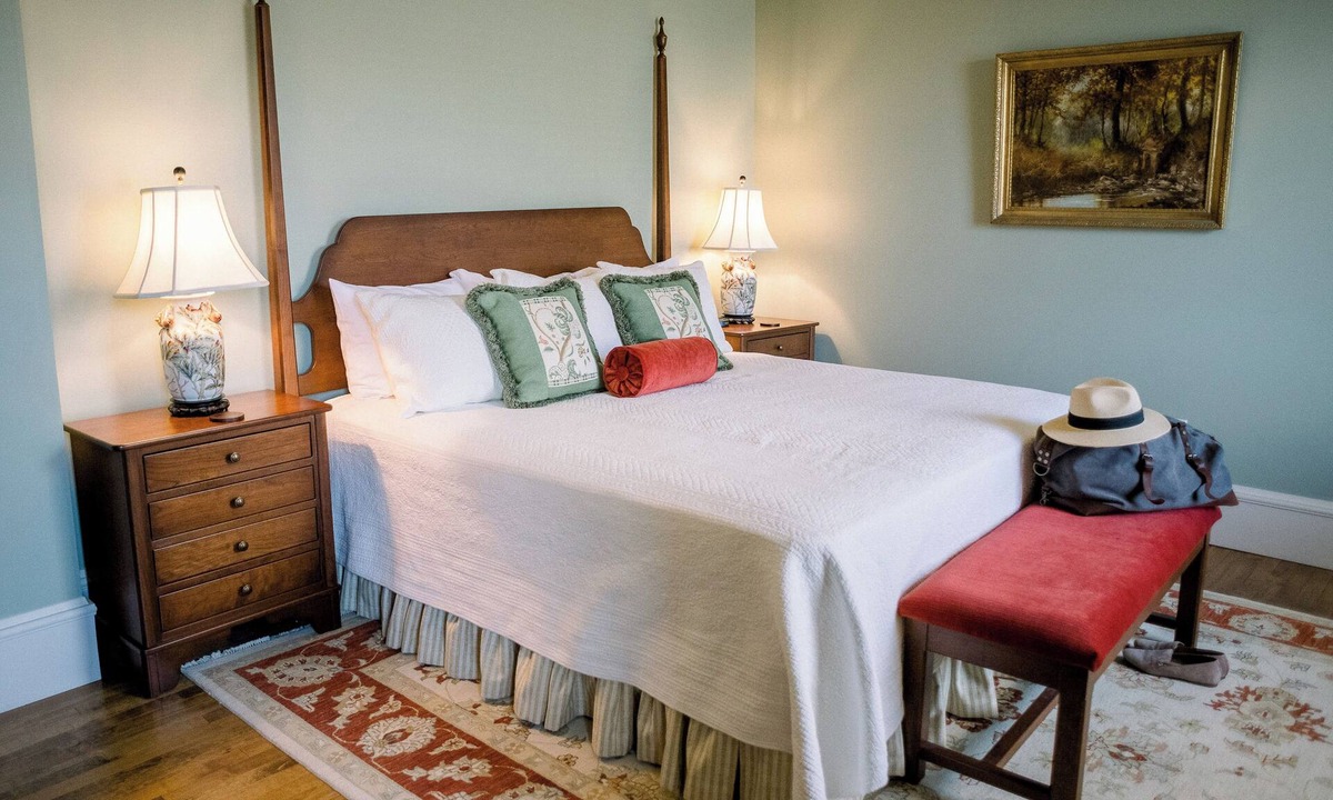 Millersburg Hotel | The Colonel's Suite: Charming Stay on Historic Kentucky Estate
