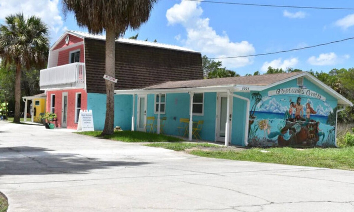 Weeki Wachee Gardens Apartment | The Funky Flamingo - Neptune's Grotto Old Florida Adventure Retreats