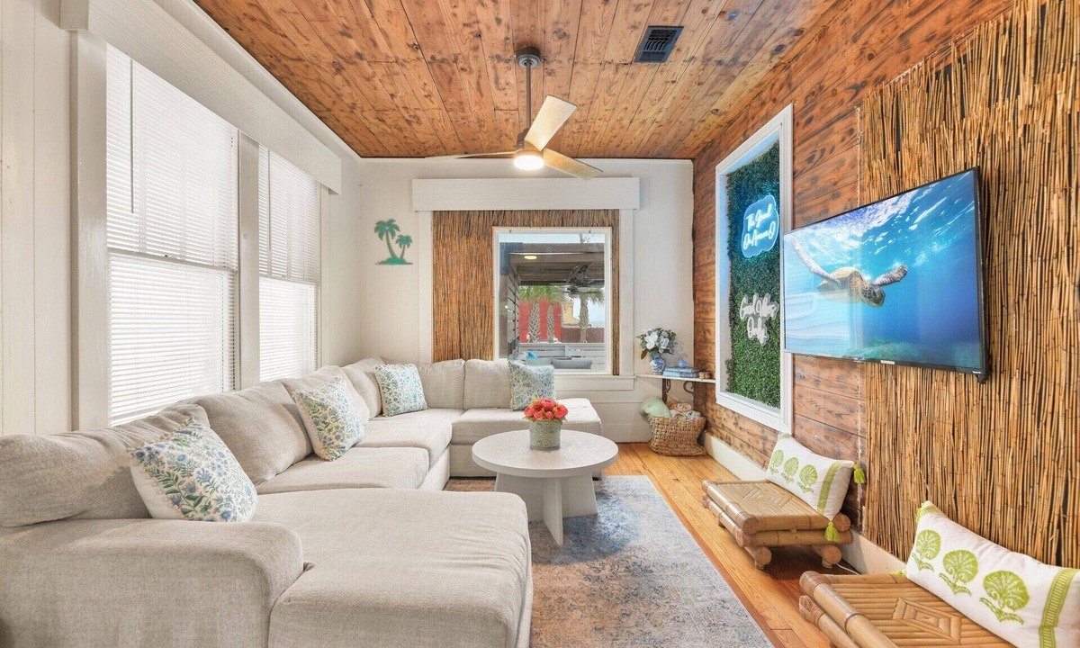 San Jacinto House | The Grand On Ave O | Hot Tub + Near Beach