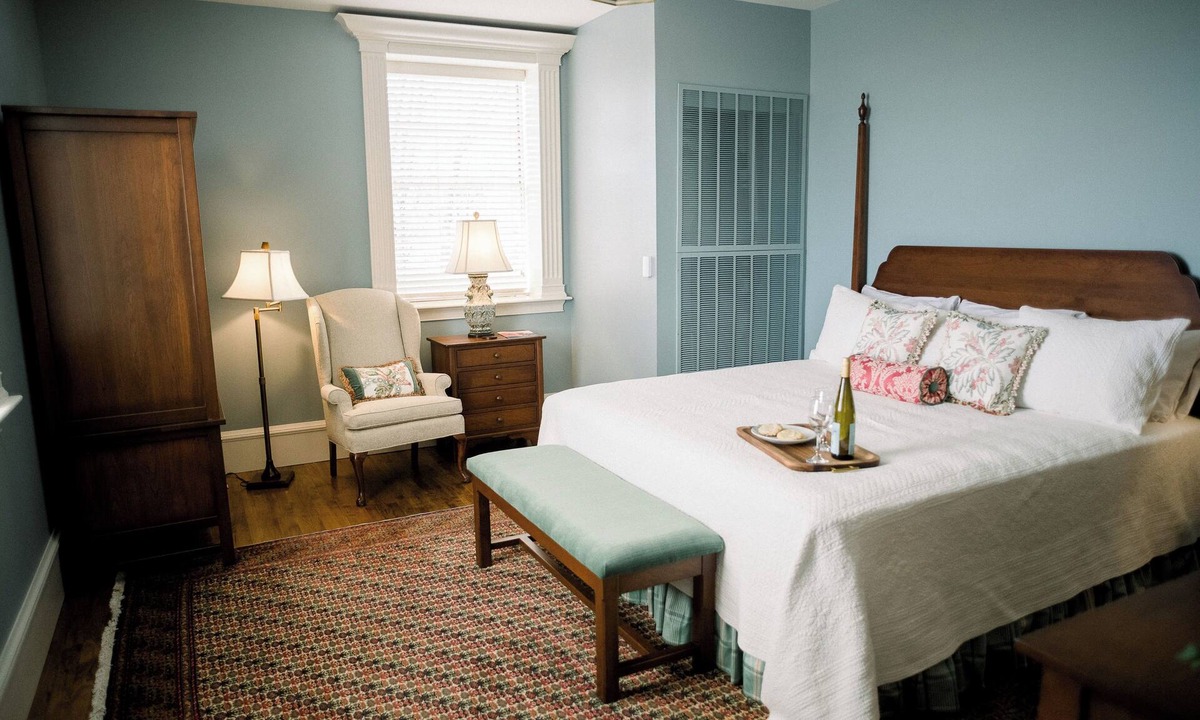 Millersburg Hotel | The Private's Suite: Elegant King Room in Heritage Estate