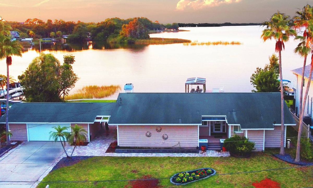 Palm Harbor House | The Tarpon Table at Lake Tarpon - Where the lake sets the table!