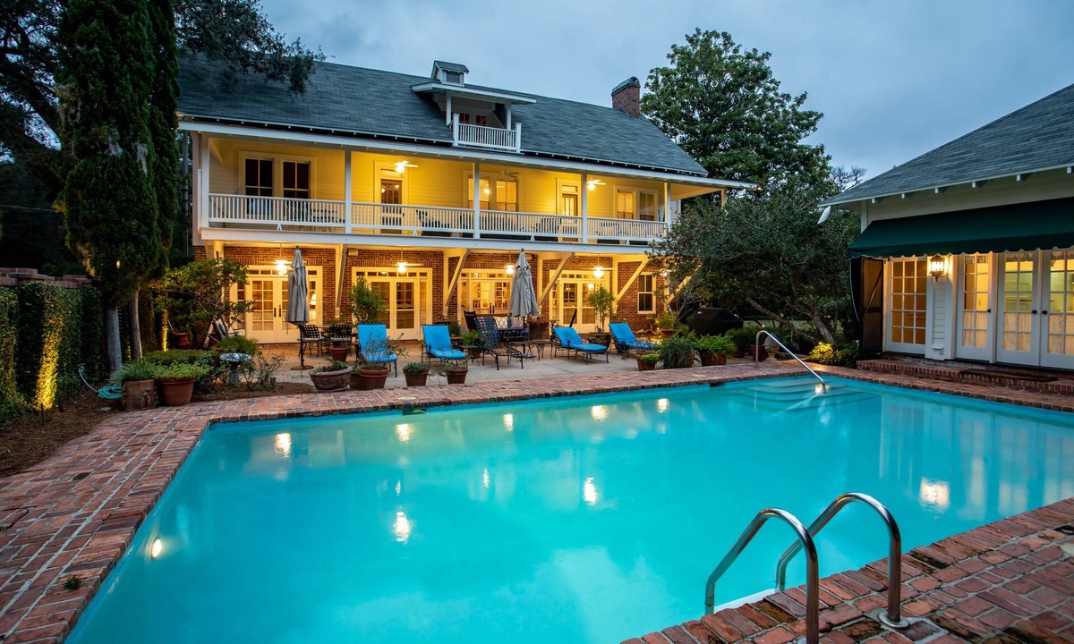 King City House | Three generations enjoy splashes & space. Sleeps 16. Walk to Village & Beach.