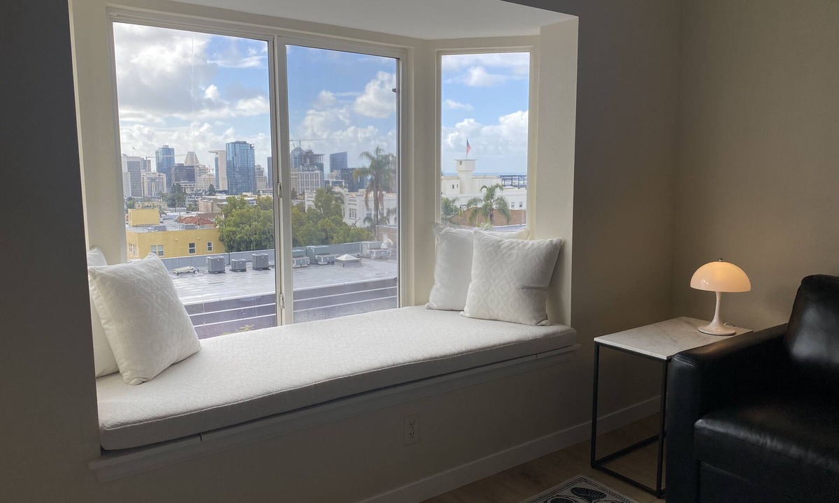 Bankers Hill Condo | Top floor, stunning views, resort amenities, secure parking, walkers' paradise!