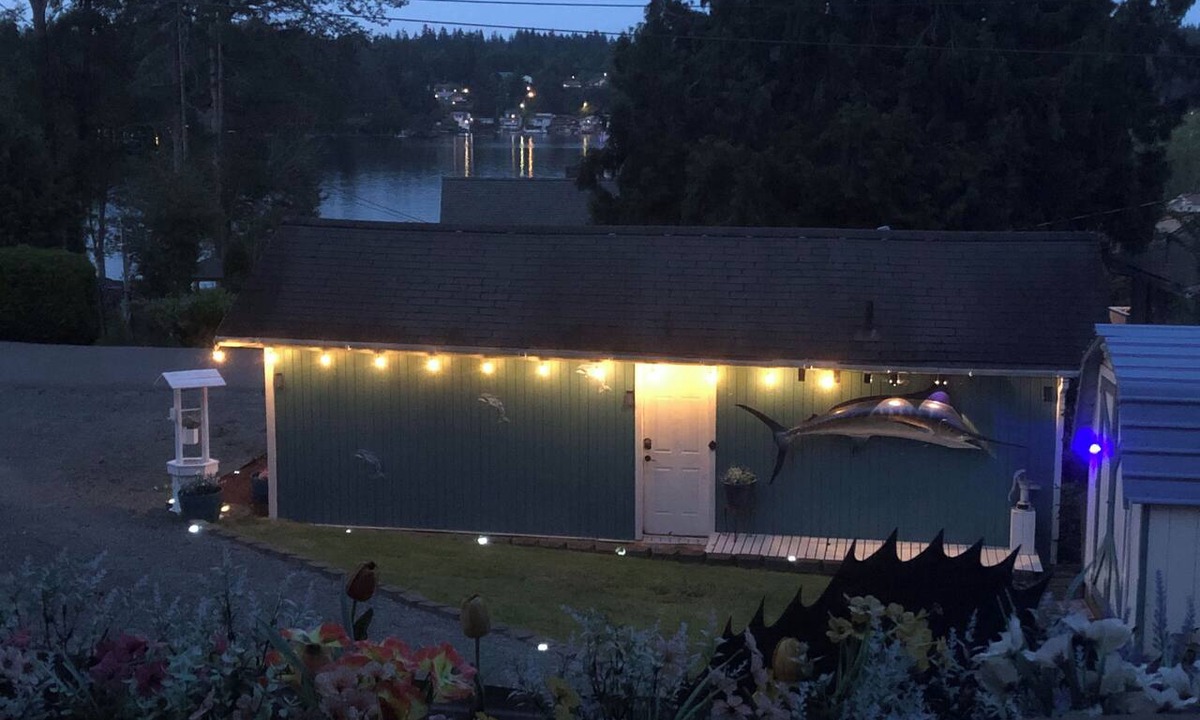 Lake Goodwin Cottage | Tranquil 1-bedroom cottage on charming Lake Goodwin awaits you