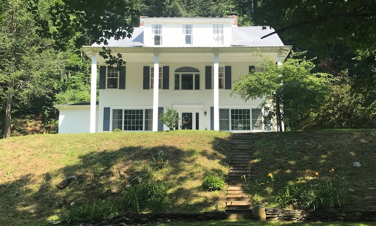 Williamsville House | Tranquil 4-bedroom center hall colonial house on a river in charming Newfane