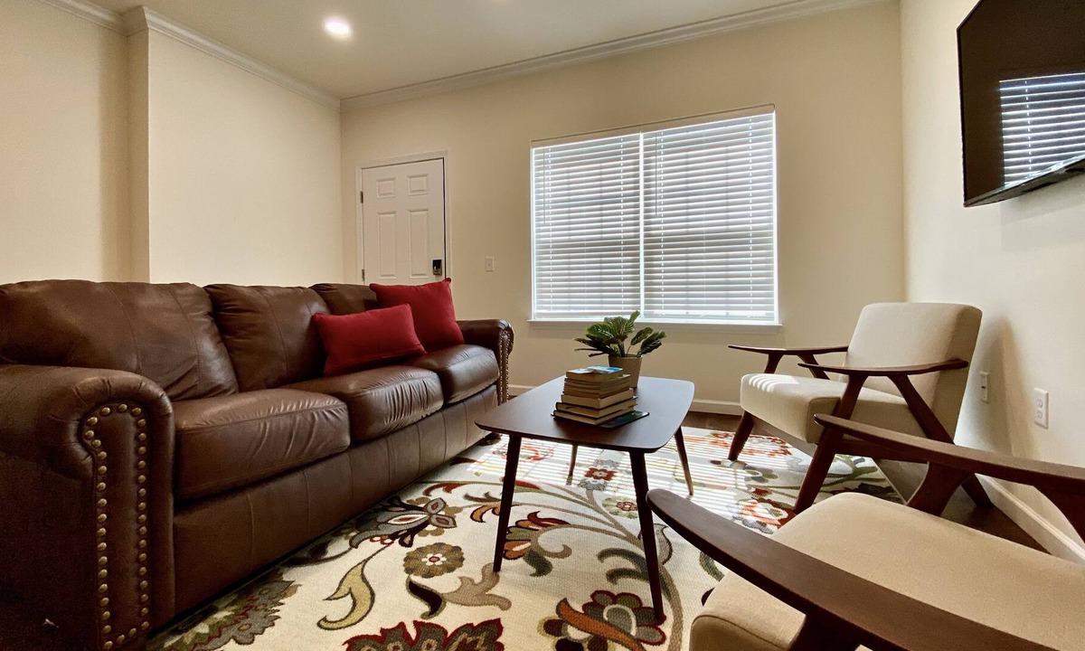 East York Apartment | Trendy & Safe NEW Apartment Minutes To York Attractions