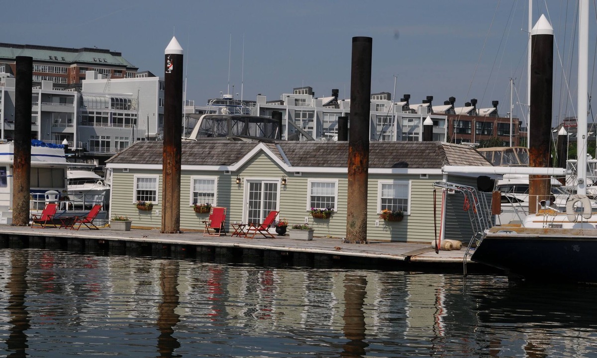 Thompson Square - Bunker Hill Boat Rental | Unique Boston Harbor Houseboat Suite 2 - Experience near the Freedom Trail -AC
