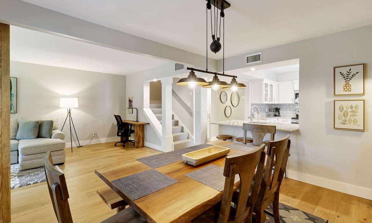 Harbour Town Condo | Updated Luxury 3 BR Free Harbourtown Pool Usage w Beach Gear & Bike Rentals