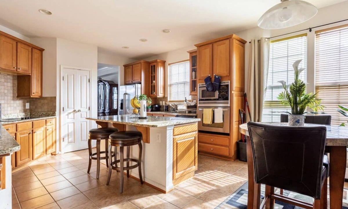 Rossville House | Van Gogh 1- Executive Room in a single family home!