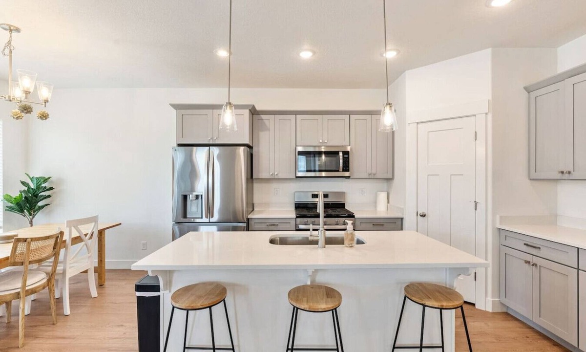 Saratoga Springs Villa | Velvet Springs Retreat | Pool+Gym | Near Utah Lake