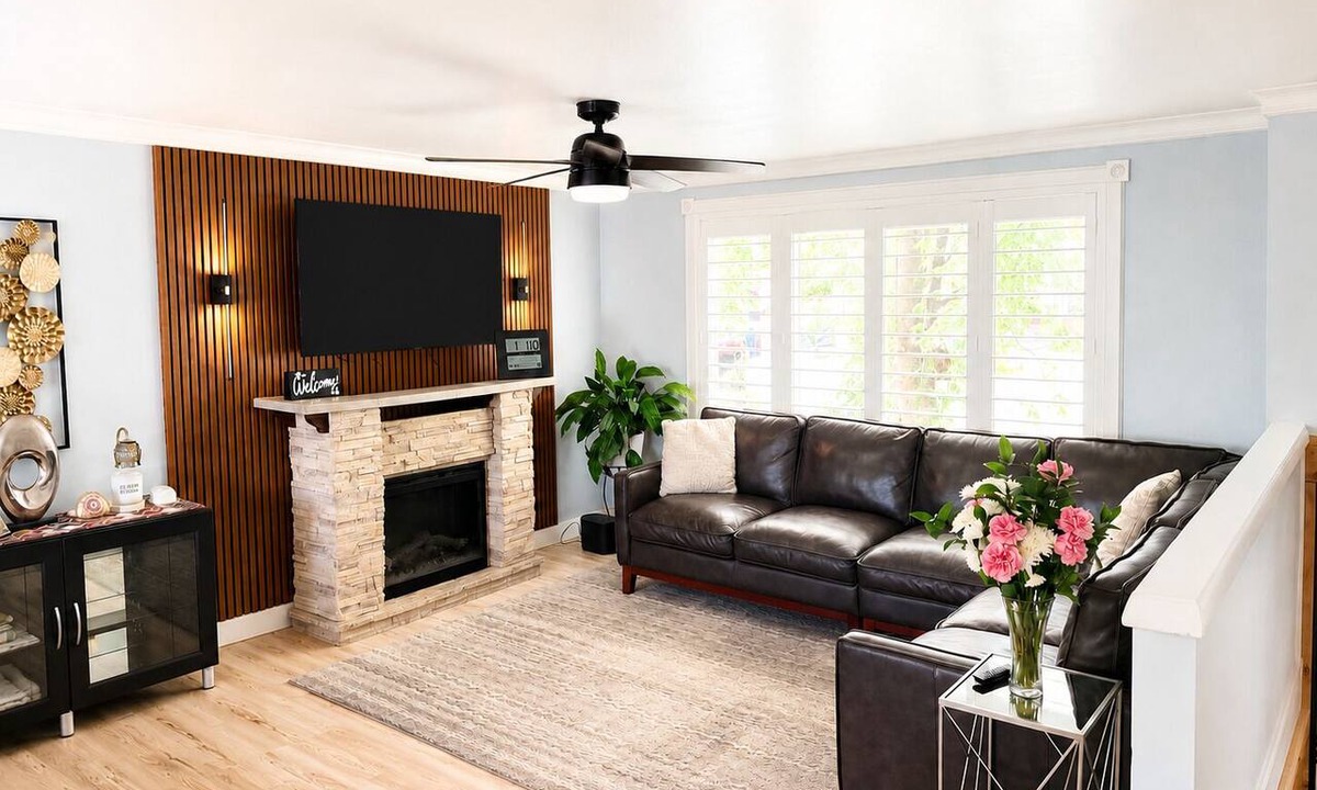 Logan House | Walking distance to anywhere, in downtown restaurants,stores and parks.