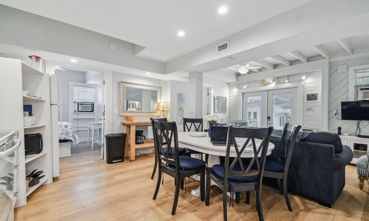Clearwater Beach Cottage | White beaches, walk to restaurants and shops! Family vacation/Romantic getaway!