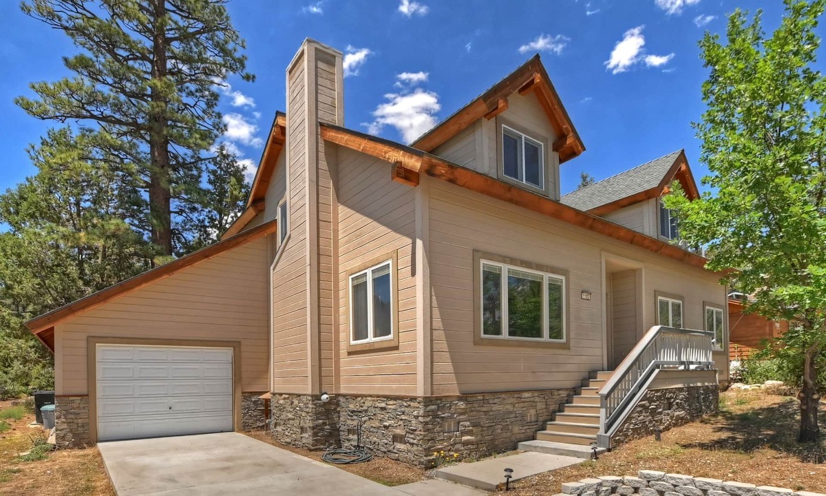 Whispering Forest Cabin | Winter Haus by Destination Big Bear: Whispering Forest Neighborhood! Walk to the National Forest! Ski Slope Views!