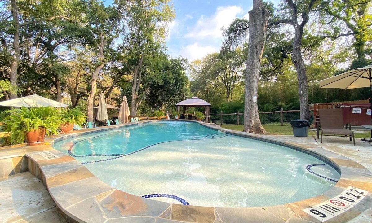 New Braunfels House | Wondercove, 7 Rustic Cozy Cottages, Secluded & Sleeps up to 54, on Lake Dunlap