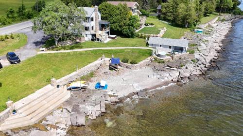 Schuyler Falls House | ZaLo House Waterline cabin with Hot Tub Pets