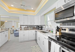Bright Breezy Bayview Condo – Walk to Beach