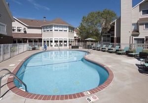 Convenient Countryside Stay, 2 Awesome Units, Pool, Free Parking, Pet-Friendly in Eagan