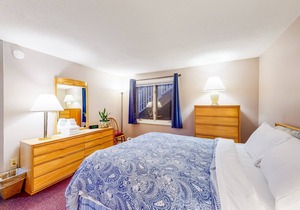 Cozy Condo with a Fireplace, Free WiFi, Shared Pool, Hot Tub, Tennis & Gym