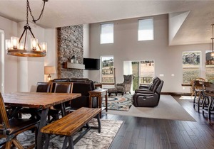Retreat 13548 by Moose Management-Views! Private Hot Tub-Firepit-Gym-Near SKI