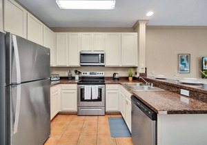 Upstay: Tropical Style Family Condo w Pool