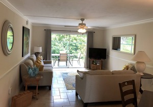 Walk To Crescent Beach, Updated Sea Winds Condo with Patio in Siesta Key