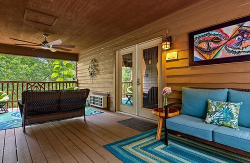 Eureka Springs Historic District Cabin | 1 Bedroom Cabin In The Woods, Covered Porch, Jacuzzi, Kitchenette and Hot Tub.