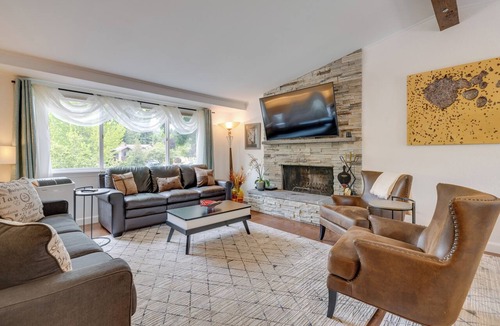 Kenmore Apartment | 1 Mi to Lake, Shared Hot Tub! Kenmore Retreat
