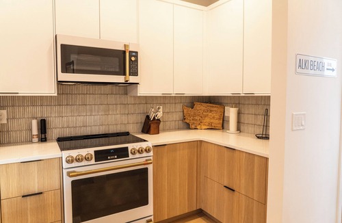 Alki House | 10 Star, Lux Townhome, Rooftop, Fire pit, Puget Sound Views, Alki Beach, EV