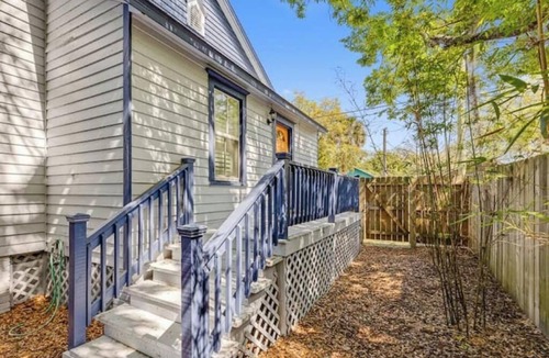 Urban Core House | 1026- Blue Moon, Single Level, 1 Mile to Arenas, Sleeps 10, Pet & Kid Friendly