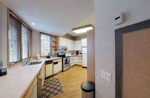 North Park City House | 1382 Empire Mountain Escape Hot Tub and Ski Access