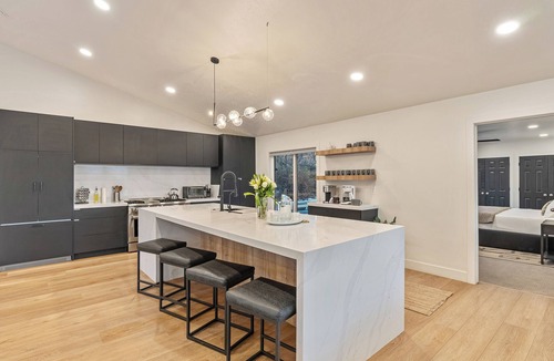 Sandy House | 16 Person, 10 Beds, Dual Hot Tub, only 20 min to Ski Resorts