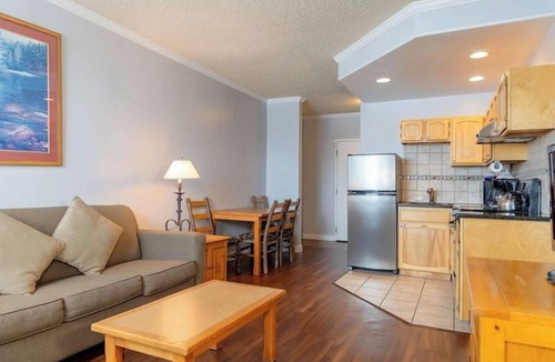 Steamboat Springs Hotel | 1BR Suite w/Kitchen & Hot Tub Near Gondola & Ski Lifts