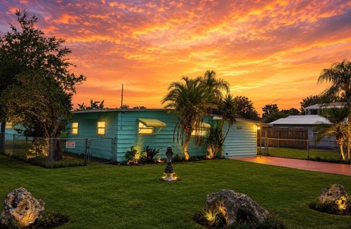 Cape Cay House | 2-bed house with central AC in charming Hudson canal to gulf in minutes.