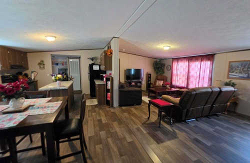 Homosassa House | 2-bedroom mobile home a minute off the Suncoast Parkway. Comfy and cozy!