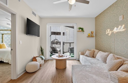 Downtown Jacksonville Apartment | 2 BR suite w/game room and amenities