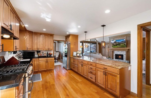 Sandy House | 2 Master Bedrooms - Mtn Views - King Beds - Ski - Hot Tub - GameRm - Amenities!