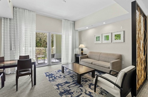 Ludlam Hotel | 2 Modern Units | Pool+Gym Stay | 5 mi to Trump Golf Club & Miami Intl Airport