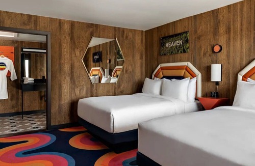 Flagstaff Hotel | 2 Queen Beds w/Onsite Pool Access | Pet-Friendly | Close to Local Restaurants