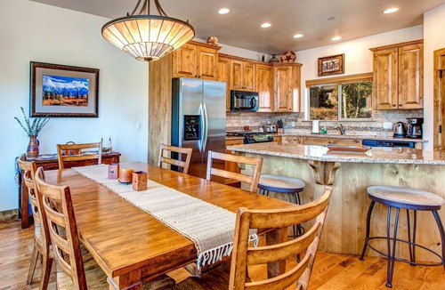Pinebrook Condo | 2-story duplex in great location with private balcony, mountain views, fireplace