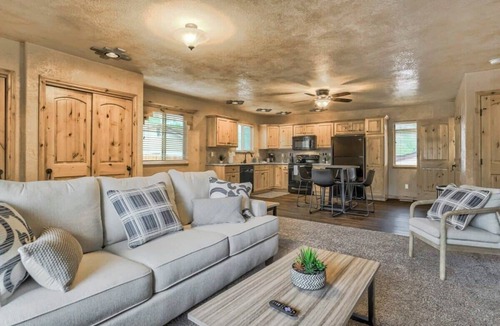 Colorado Springs House | 2BR Cottage with outdoor seating near Hiking & DT