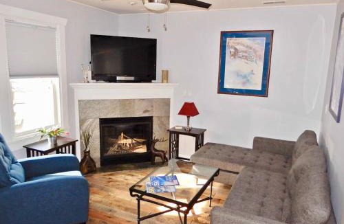 North Park City Apartment | 2br Empire Avenue WALK to Lifts and Main St - No Car Required!