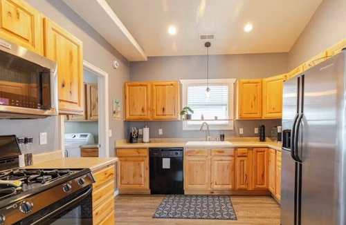 Central City House | 30 Day Extended Stay+Private Hot Tub+Fully Fenced Yard+Designer Furniture+Fiber!