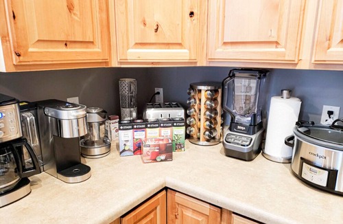Central City House | 30 Day Extended Stay+Private Hot Tub+Fully Fenced Yard+Designer Furniture+Fiber!