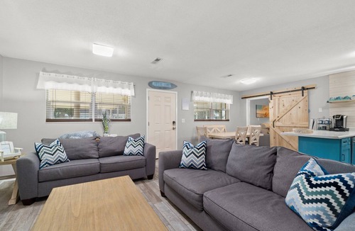 Holiday Beach House | 3bd 2 ba Home | Hot Tub | Pet Friendly | Fire Pit