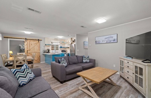 Holiday Beach House | 3bd 2 ba Home | Hot Tub | Pet Friendly | Fire Pit