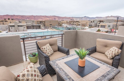 St. George Villa | 3BR + Loft on 9th Hole - Sunsets & Steps to Pool